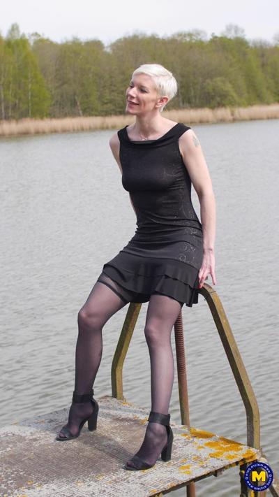20P Pantyless American Mia Wallace poses outdoors and flashes her pussy