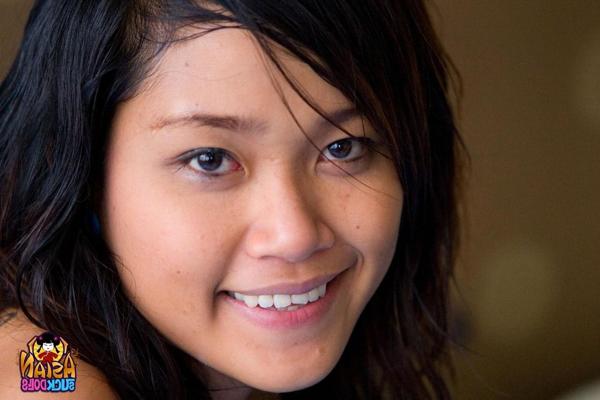 20P Lovely Asian teen Tun shows off her beautiful naked body on her bed