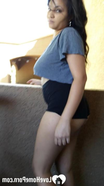 20P Chubby ebony amateur posing braless in her sexy shirt on the balcony