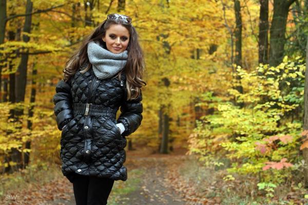 20P Hot glamour model Dana Harem strips & poses during a fall photoshoot in nature