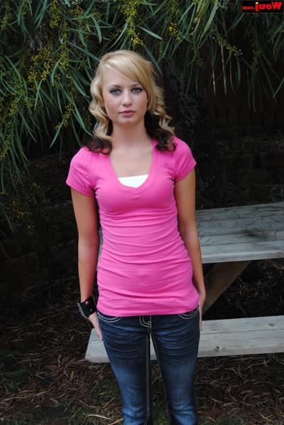15P Cute amateur babe posing in her pink dress and blue jeans outdoors