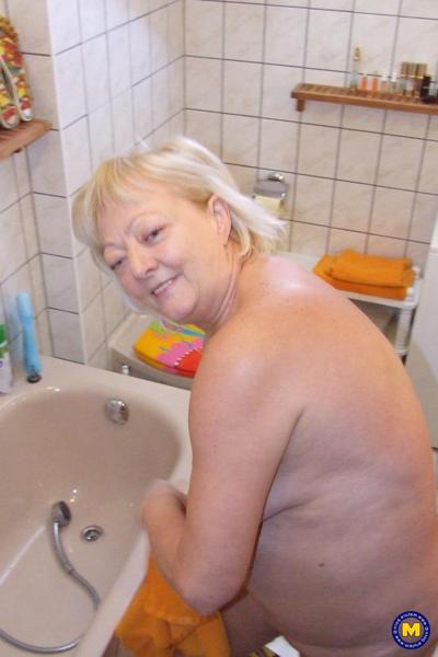 20P Amateur granny Carola gets messy in the shower before washing her naked body