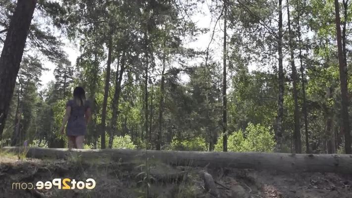 15P Caucasian chick Diana shows her big butt while pissing near the woods