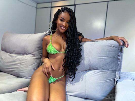 10P Hot OnlyFans cam babe Larissa Siilva shows her flawless body in sexy lingerie