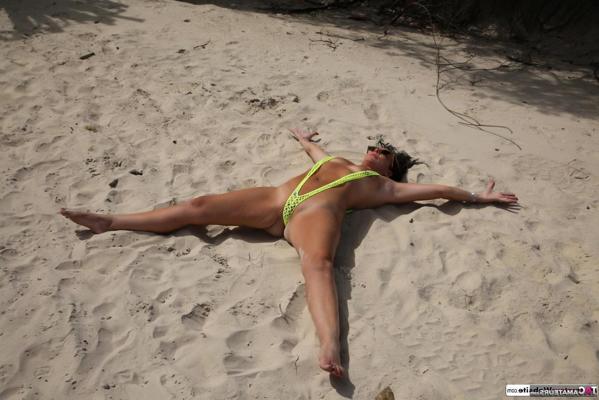 16P Brunette MILF Roxeanne takes off a V bikini on a sandy beach
