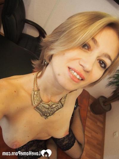 11P Gorgeous amateur mom removes her bra and shows her small boobs in a solo
