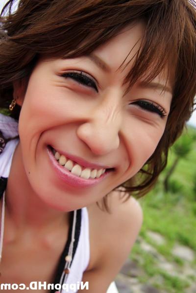 12P 海の近くでカクテルを飲みながら胸の谷間を見せる美しい日本人女性
