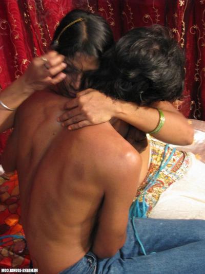 15P インド人女性、恋人にキスする前に自然な胸を広げる