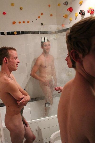 20P Amigos gays pervertidos se follan entre ellos mientras se masturban las pollas