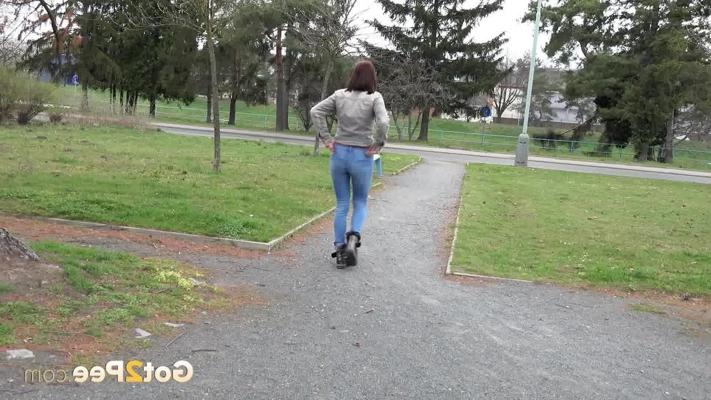 15P White girl Victoria Daniels pulls down her jeans to piss on a public bench