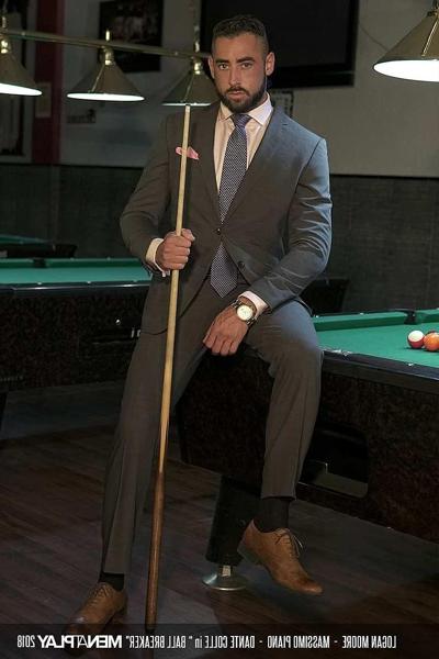 20P Deux joueurs de billard excités remplissent la bouche et le cul d'un homme d'affaires