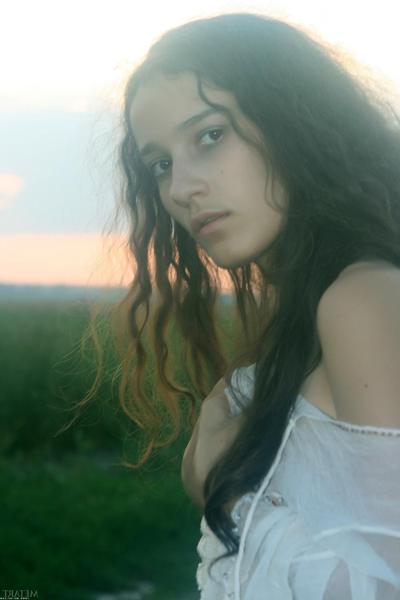 20P Glamorous babe Sophie A shows her sweet tits & her trimmed bush outdoors