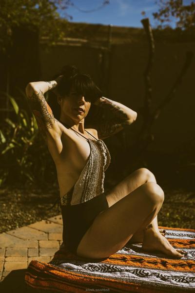 20P Tattooed MILF strikes erotic poses showing her hot legs outdoors