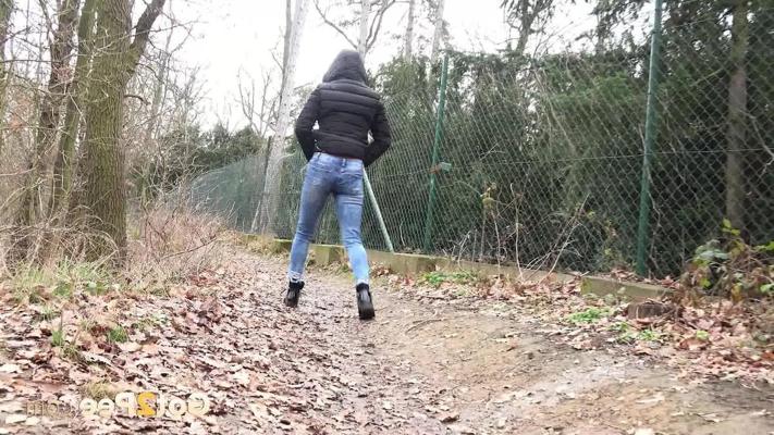 15P 白人の少女リリーは、破れたジーンズを引き下ろして、道の隣の葉っぱにおしっこをする
