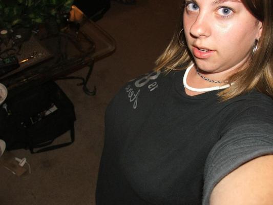 20P Chubby amateur shows her big breasts up close while taking nude selfies