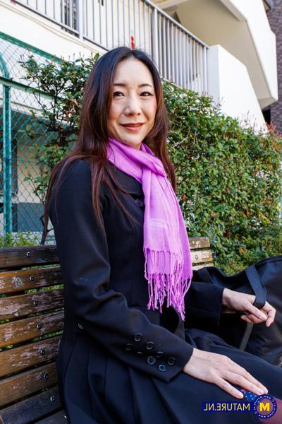 20P Beautiful Japanese MILF Miho Wakabayashi posing in her cute outfit in public