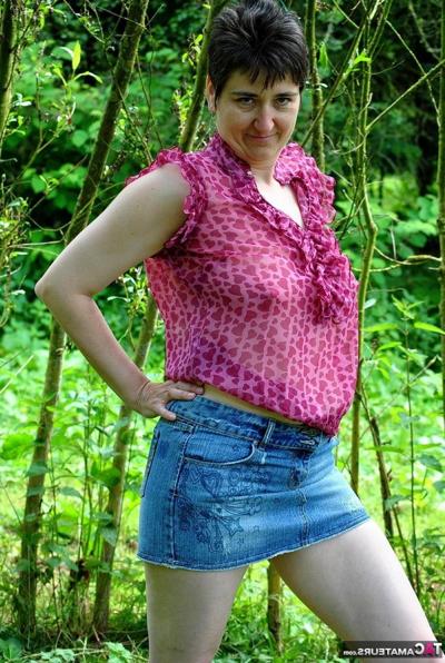 16P Brunette amateur Hot MILF exposes her natural tits while out in nature