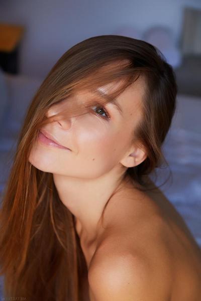 20P Gorgeous model-like babe Mirabella shows her hot body and spreads naked