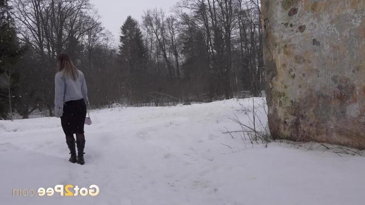 15P Pretty girl Veronica reveals her shaved pussy while pissing in the snow