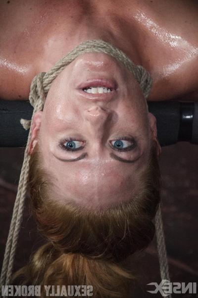 15P 拘束された女性のホリー・ハートが二人の男に強制的にオーガズムに達しチンポをしゃぶる