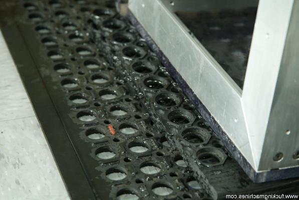 20P Милфа с короткой стрижкой Эмили жестко сквиртит, пробуя сибианскую машину