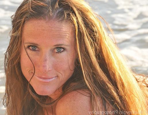 20P Naughty MILF Sofie Marie shows off her small tits while fully naked outdoors