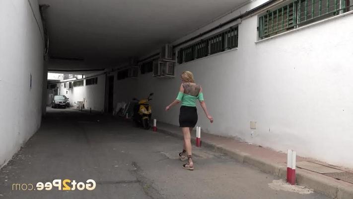 15P Caucasian chick Aylin Tattoo takes a badly needed piss on a paved roadway
