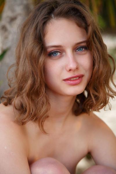 20P Pretty babe Clarice shows off her small tits & her big ass while fully naked