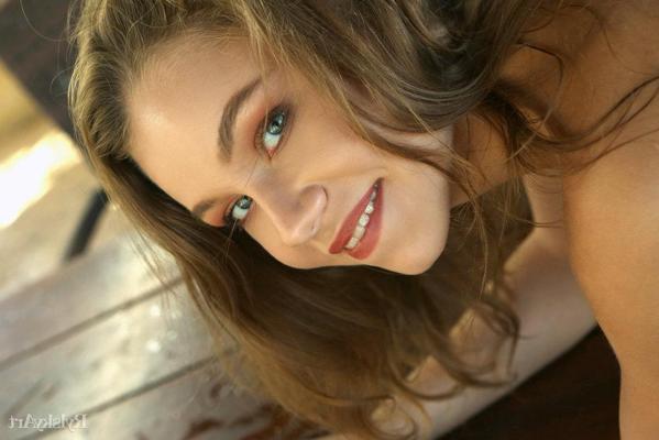 16P Sweet teen Alisa Lisa displays her flexibility while naked on a wooden table