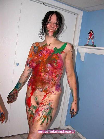20P Lesbian fatties Colette & Marie Matthews paint each other's naked bodies