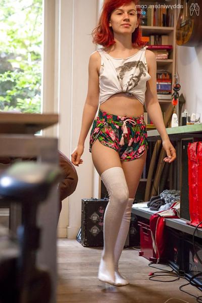 16P Amateur girl Thais dresses her naked body after nude modelling job