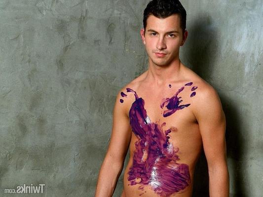 20P Gay brunette Scottie Brooks strips & spreads paint all over his lean body
