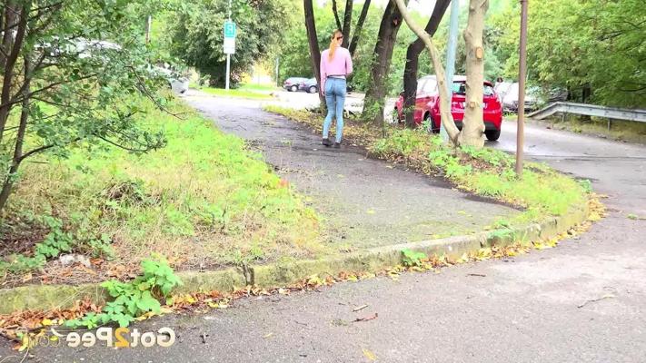 15P 若い女の子アデル・ユニコーンがブルージーンズを下ろして公共の階段でおしっこをする