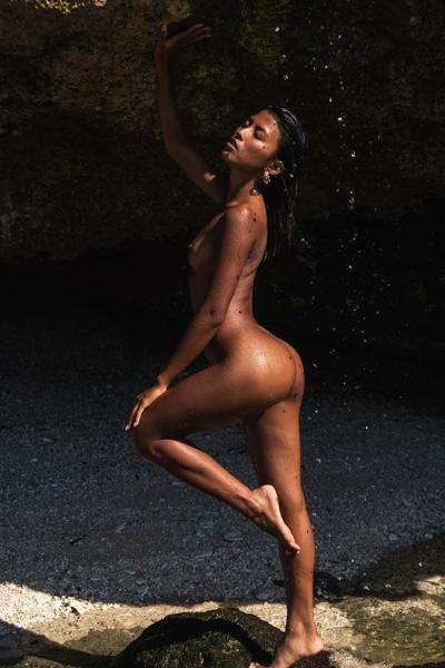 20P Smoking hot OnlyFans model Tita Sahara strips on the beach & poses naked