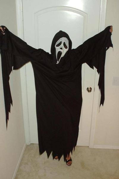 11P Pornstar Sunny Leone lifts her Scary movie costume and shows her boobs