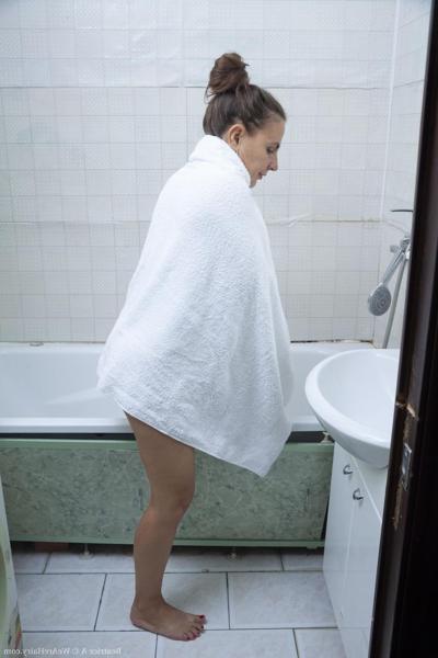 20P Amateur mom Beatrice A unveils her saggy tits and rubs her bushy twat in a tub