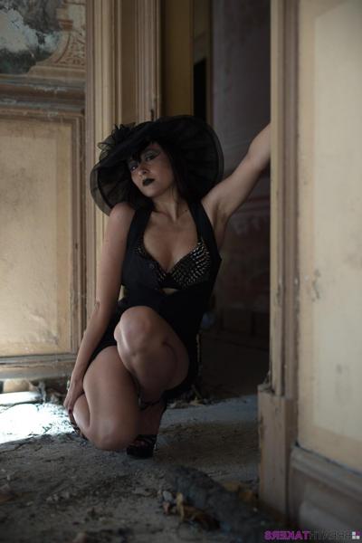12P Asian lady Sophia Jade shows her trimmed snatch while wearing a black sun hat