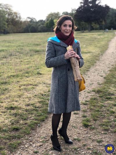 20P French mom Anya flashes her legs in stockings while eating a sandwich outside