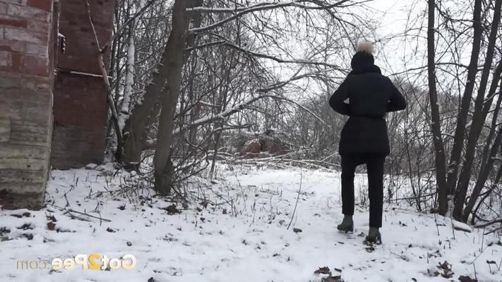 15P 素敵な女の子のカティアが雪の上でおしっこをしているときにパンツを下ろしたまま捕まってしまう