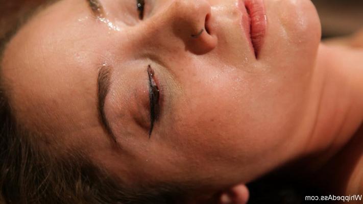 20P Hot domme Lorelei Lee disciplines blindfolded Remy LaCroix and fingers her