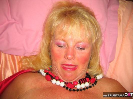 19P Older blonde Ruth takes a cumshot on her abdomen during close-up action