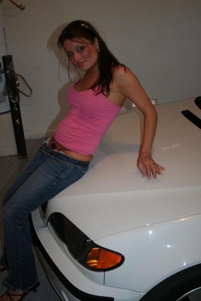 20P Amateur beauty Katie undresses in the garage and shows off her hot body