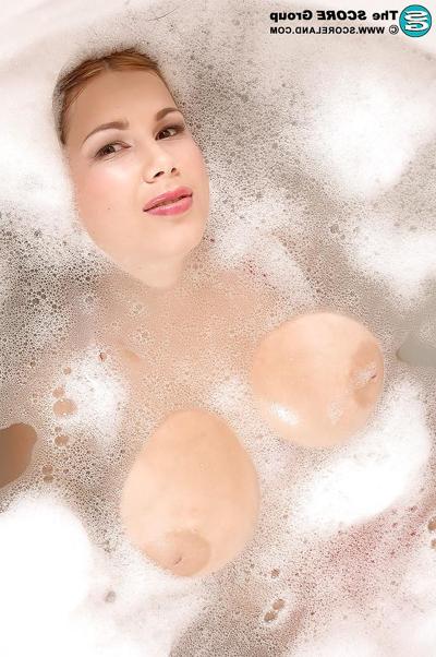 16P 泡だらけの浴槽でかわいいブラジャーとパンティーを脱ぐ巨乳少女テリー・ノヴァ