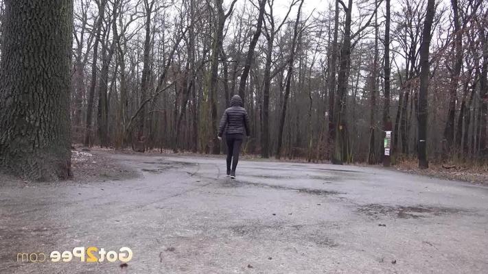 15P Антонию Сайнс поймали писающей на землю возле запертого туалета