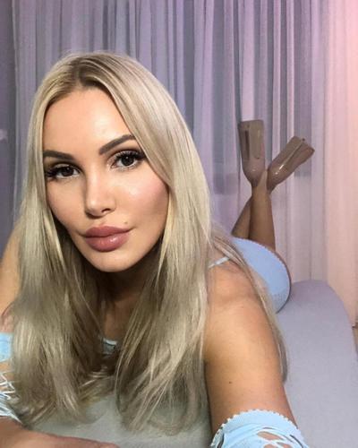 18P Glamorous blonde babe shows off her big ass in a hot tease in sexy outfits