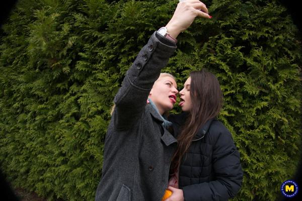 16P Reife blonde Lesbe und eine jüngere Brünette teilen sich einen Doppeldildo
