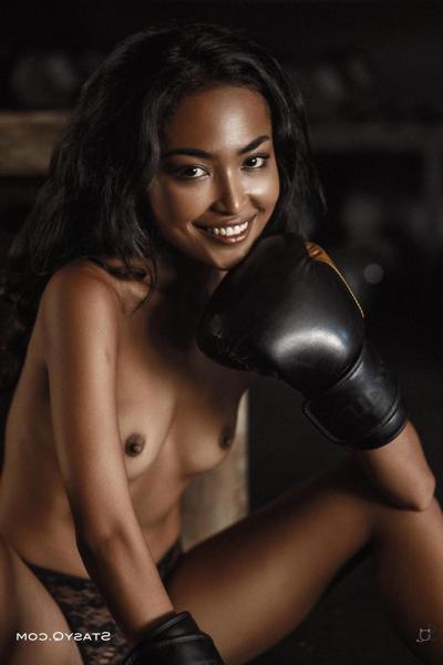 13P エキゾチックな十代の美女エルザがスポーツウェアを脱ぎ捨て、そのキラーボディを披露