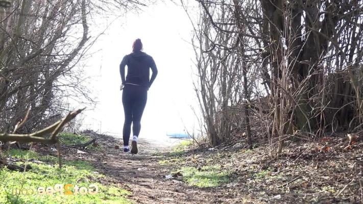 15P Caucasian girl Amanda Hill pulls down her leggings to pee while out for a jog