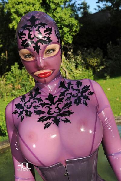 20P Wasp-waisted MILF Latex Lucy masturbates with her glass dildo outdoors