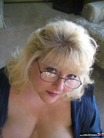 16P Older blonde fatty Taffy Spanx highlights her shaved cunt during solo action